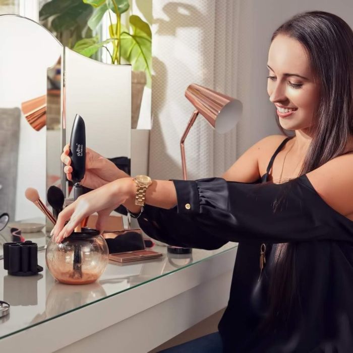 djevojka koristi stylpro set za čišćenje četkice za šminku