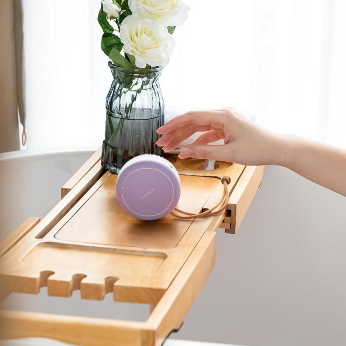 Foreo Luna 4 Body Lavander uređaj sa cvećem na postolju za kupaonicu
