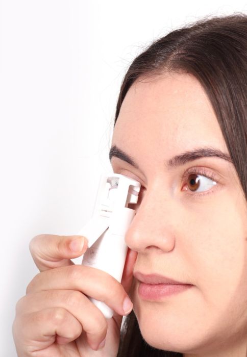 djevojka uvija trepavice s sTYLPRO Heated Lash Curler uređajem
