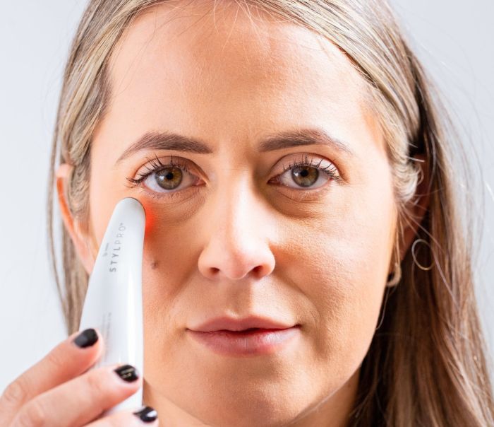 djevojka koristi stylpro eye wand uređaj za njegu kože očiju